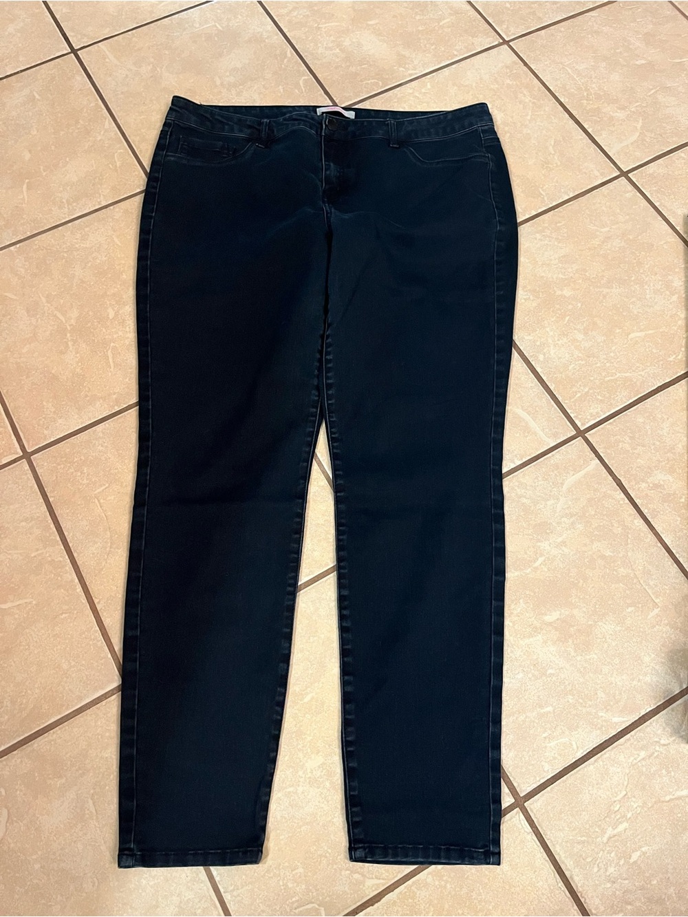 Women’s refuge blue jeans stretchy size 18. 70% cotton 28% polyester 2% spandex.